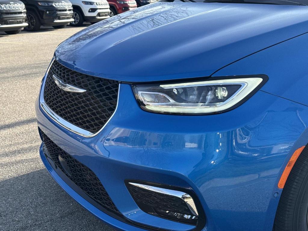new 2026 Chrysler Pacifica car, priced at $47,304