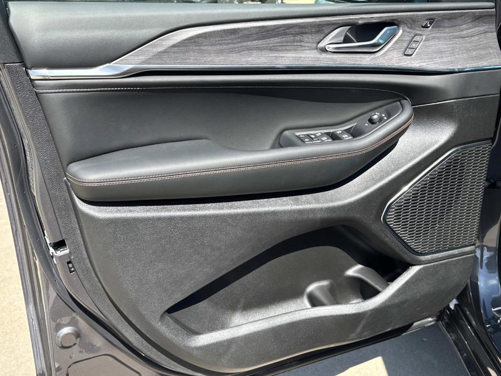 new 2025 Jeep Grand Cherokee car, priced at $53,855