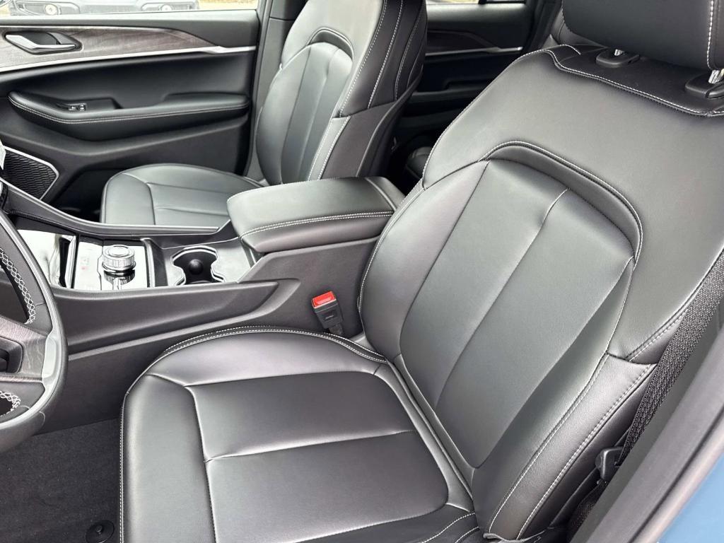 new 2026 Jeep Grand Cherokee car, priced at $47,984