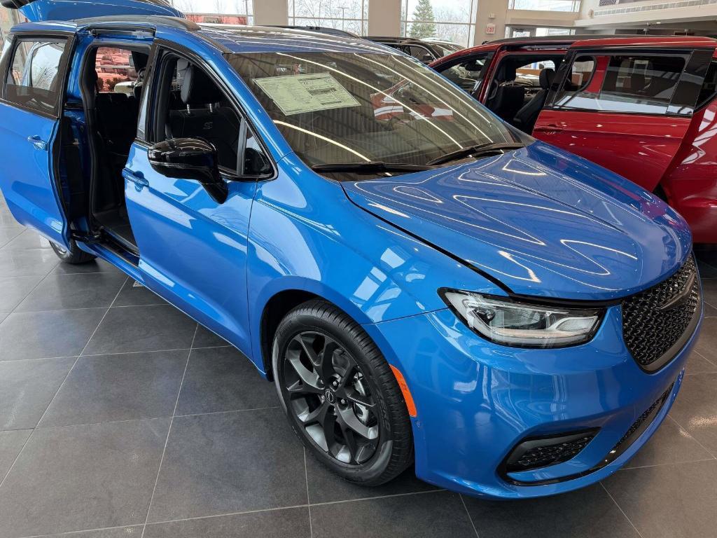 new 2026 Chrysler Pacifica car, priced at $52,364