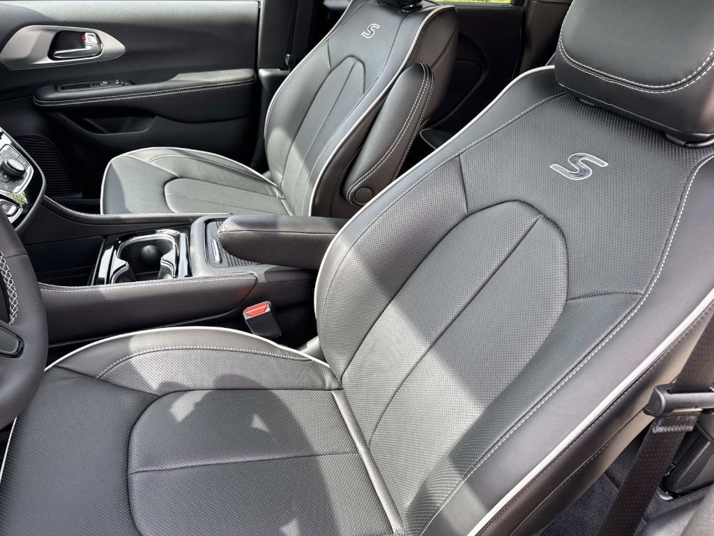 new 2026 Chrysler Pacifica car, priced at $54,484