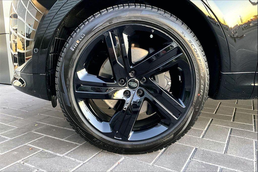 new 2026 Land Rover Discovery car, priced at $78,771