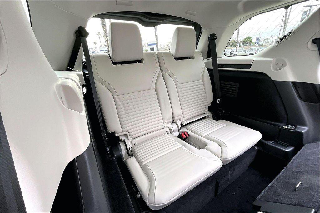 new 2026 Land Rover Discovery car, priced at $76,801