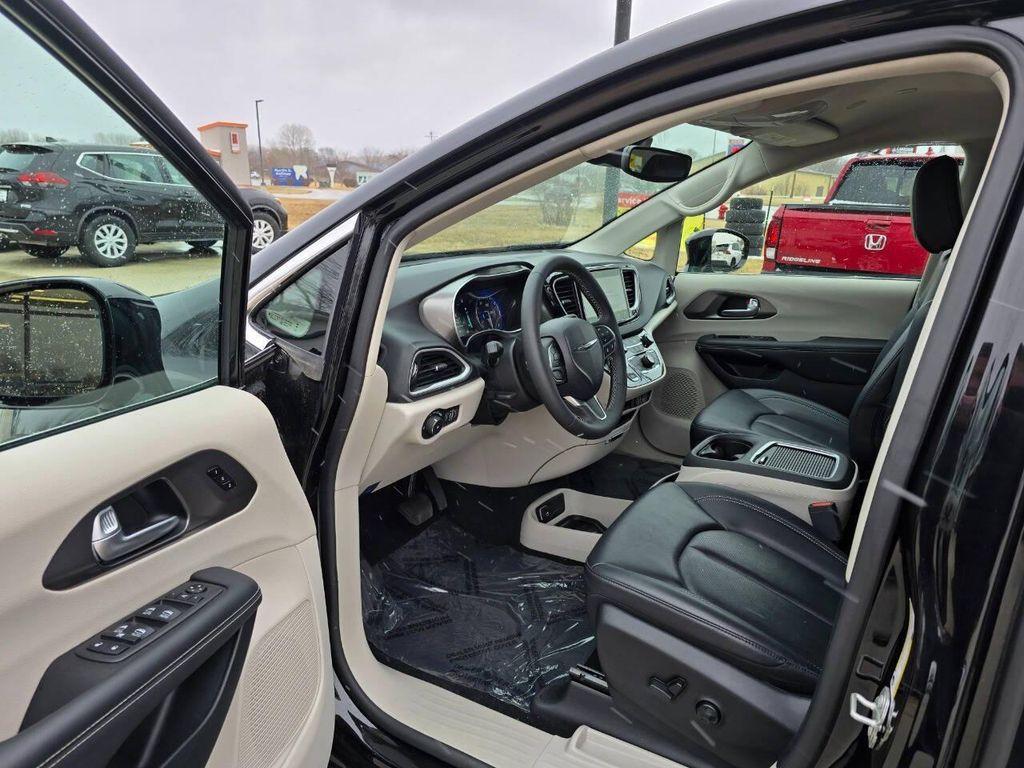 used 2024 Chrysler Pacifica car, priced at $34,590