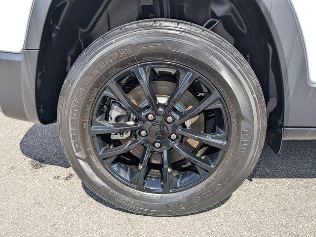 used 2023 Jeep Cherokee car, priced at $25,390