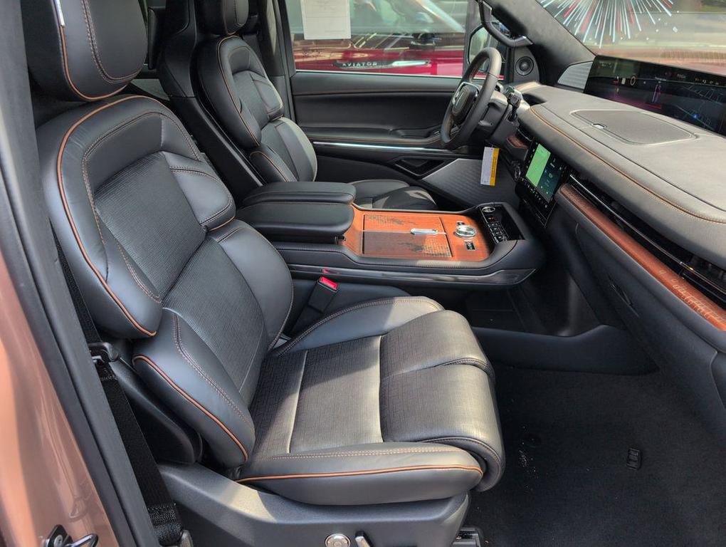 new 2025 Lincoln Navigator car, priced at $122,435