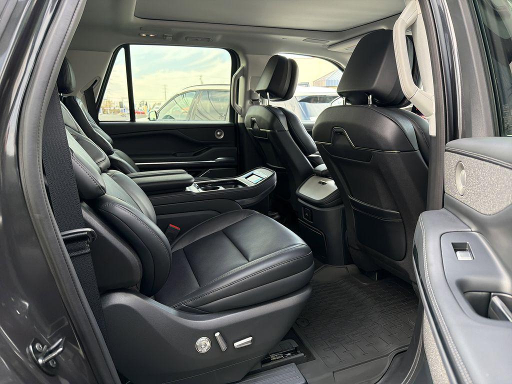 new 2025 Lincoln Navigator car, priced at $110,290