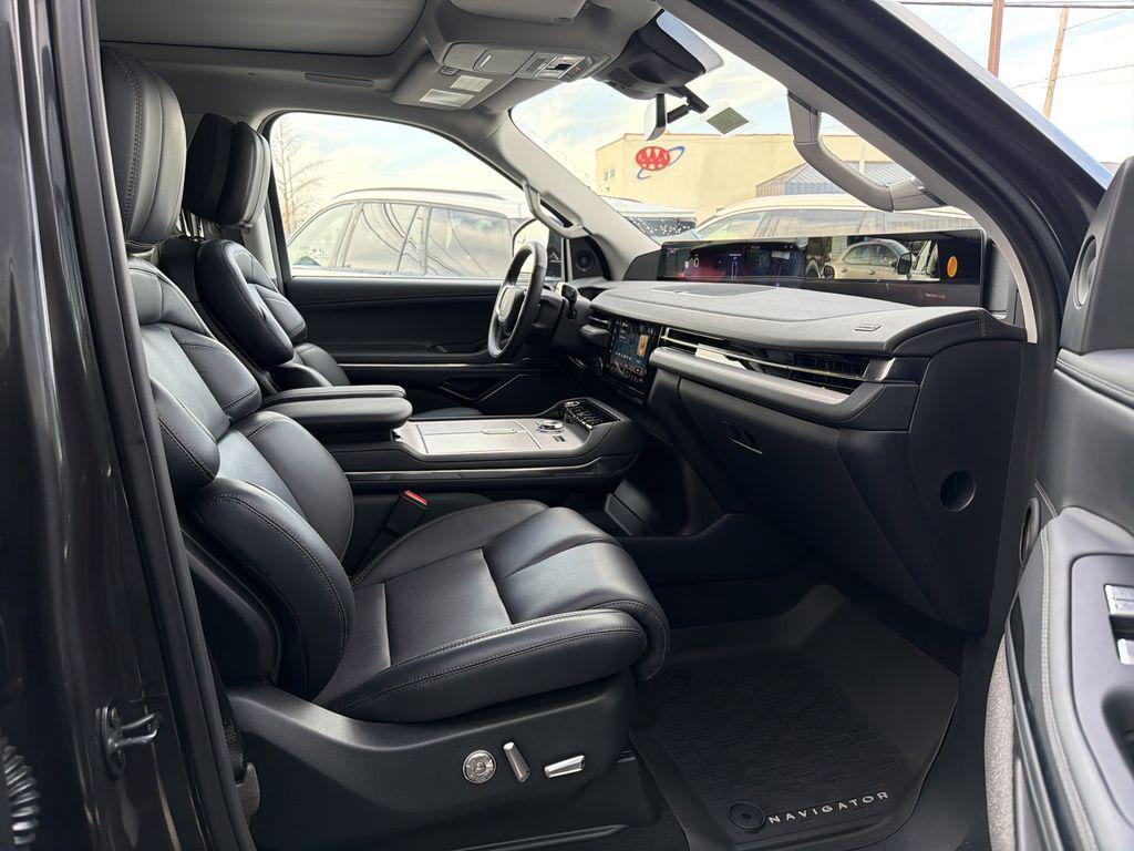 new 2025 Lincoln Navigator car, priced at $110,290