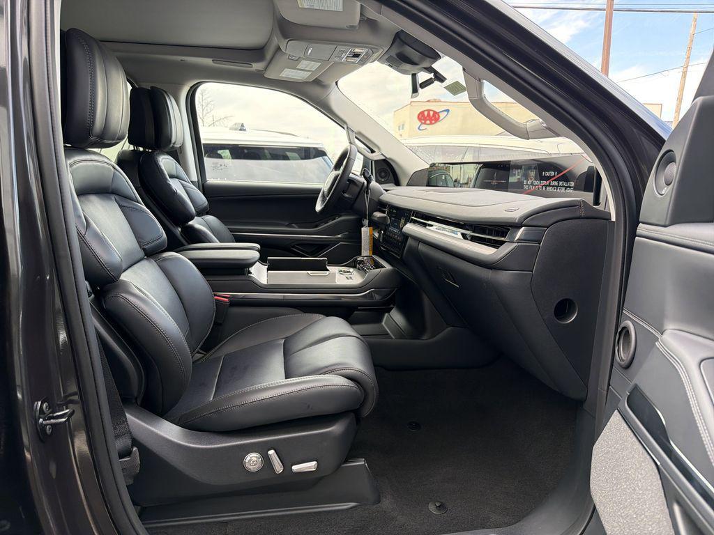 new 2025 Lincoln Navigator car, priced at $104,680