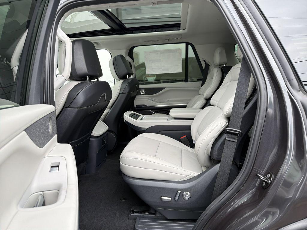 new 2025 Lincoln Navigator car, priced at $103,840