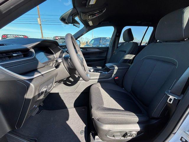 new 2025 Jeep Grand Cherokee car, priced at $32,880