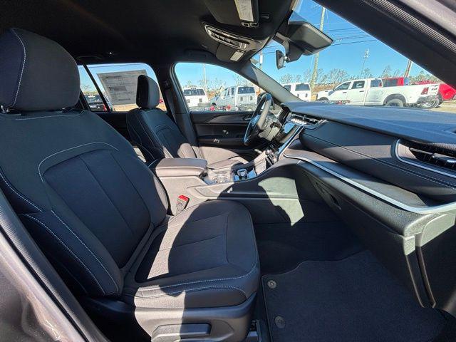 new 2025 Jeep Grand Cherokee car, priced at $33,270