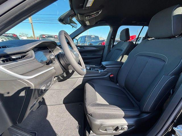 new 2025 Jeep Grand Cherokee car, priced at $33,870