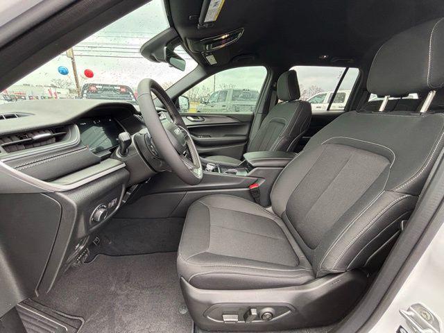 new 2026 Jeep Grand Cherokee car, priced at $39,990