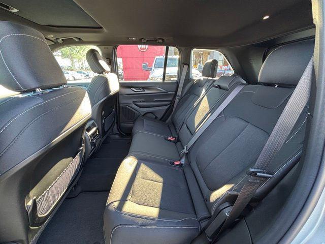 new 2025 Jeep Grand Cherokee car, priced at $33,725