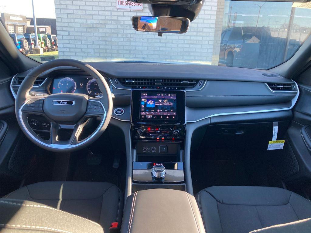 new 2025 Jeep Grand Cherokee car, priced at $38,275