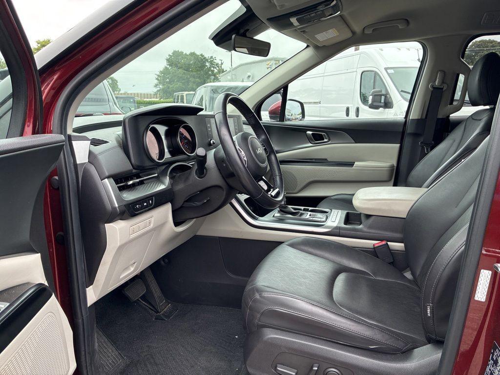 used 2024 Kia Carnival car, priced at $28,925