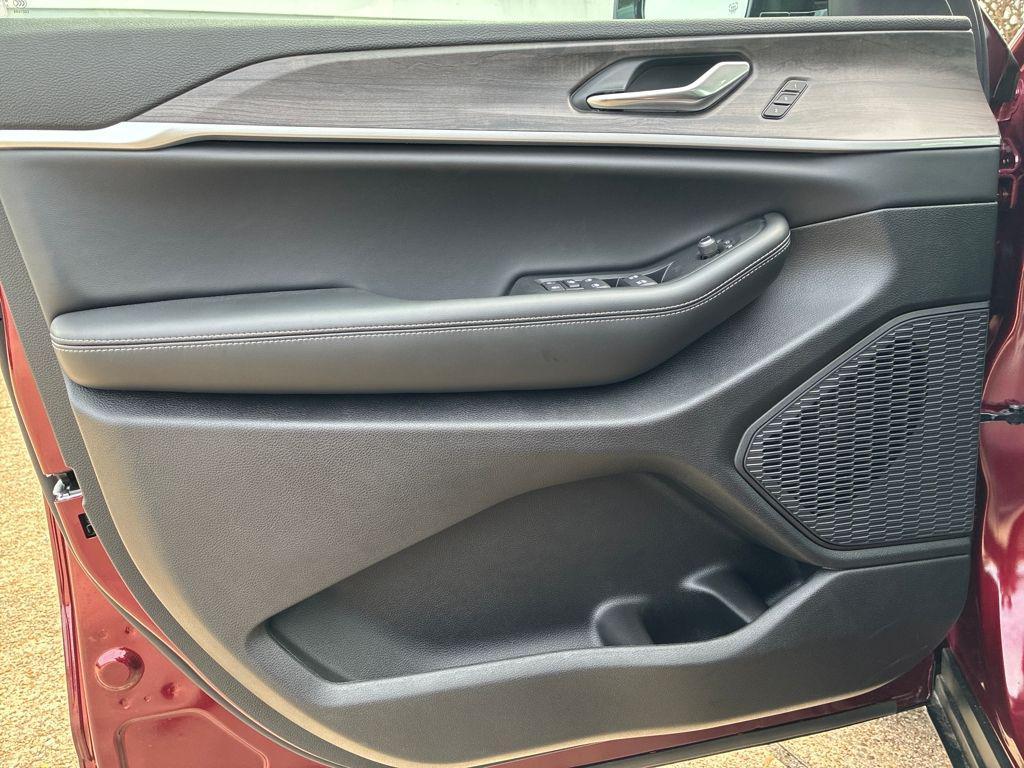 new 2025 Jeep Grand Cherokee car, priced at $48,939