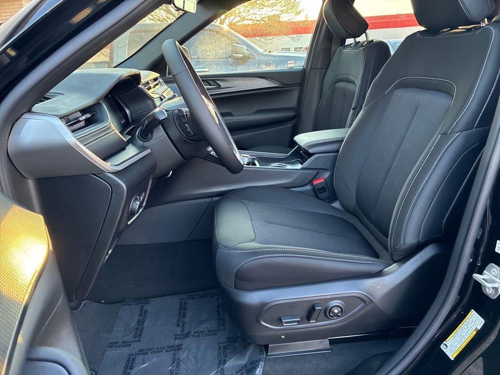 new 2025 Jeep Grand Cherokee car, priced at $36,282