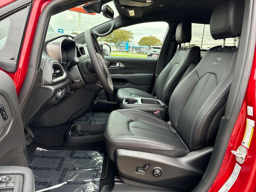 new 2026 Chrysler Pacifica car, priced at $41,934