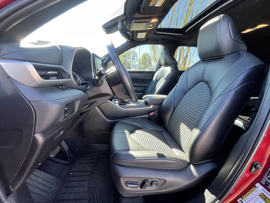 used 2022 Toyota Highlander car, priced at $32,289