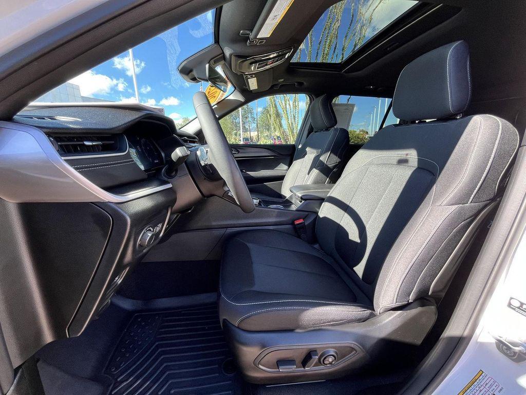 used 2025 Jeep Grand Cherokee car, priced at $28,789