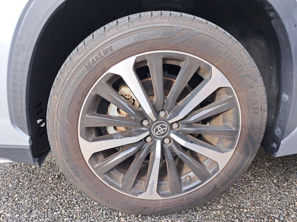 used 2022 Toyota Highlander car, priced at $32,086