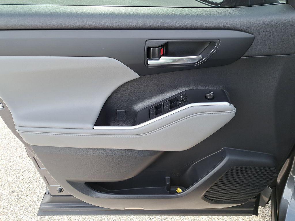 used 2023 Toyota Highlander car, priced at $32,798