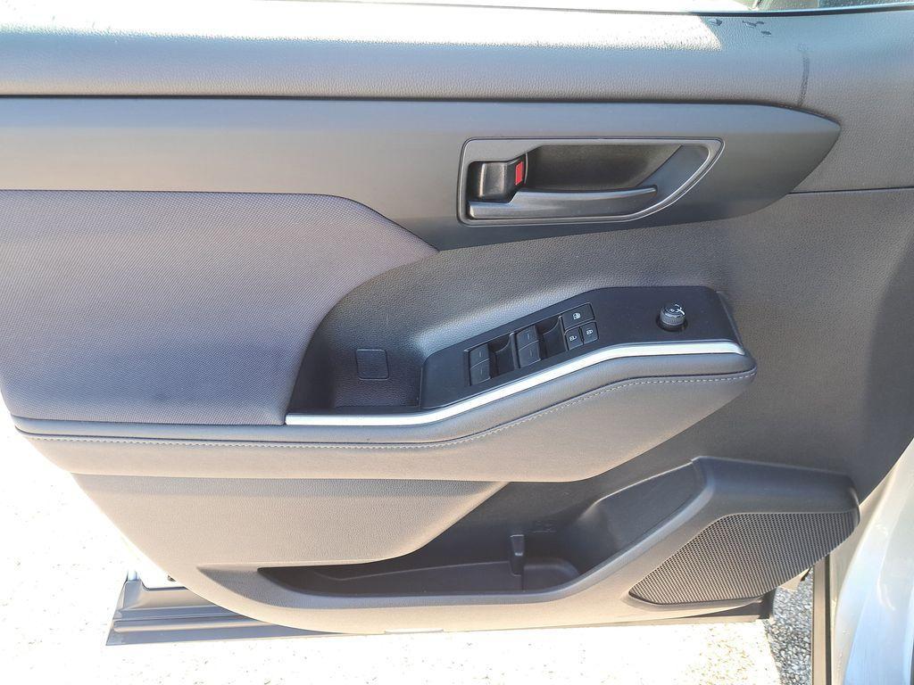 used 2023 Toyota Highlander car, priced at $29,991
