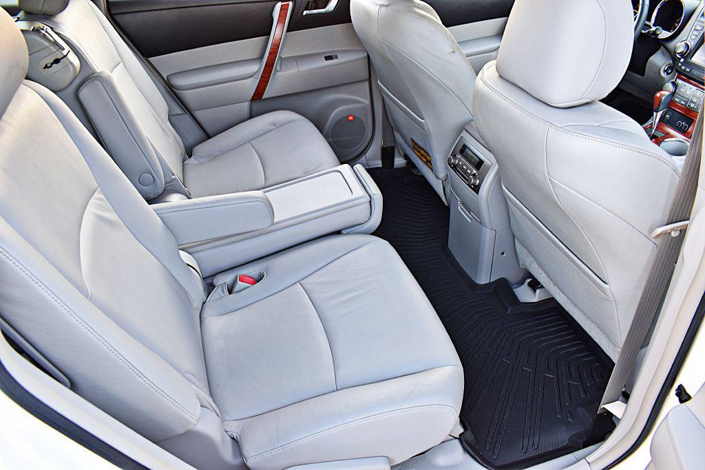 used 2008 Toyota Highlander car, priced at $15,900