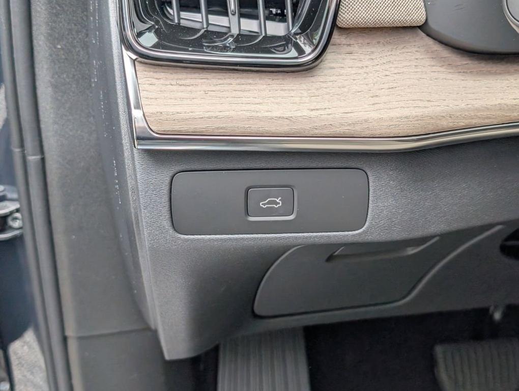 new 2026 Volvo XC90 car, priced at $71,743