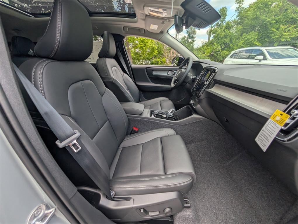new 2025 Volvo XC40 car, priced at $38,810