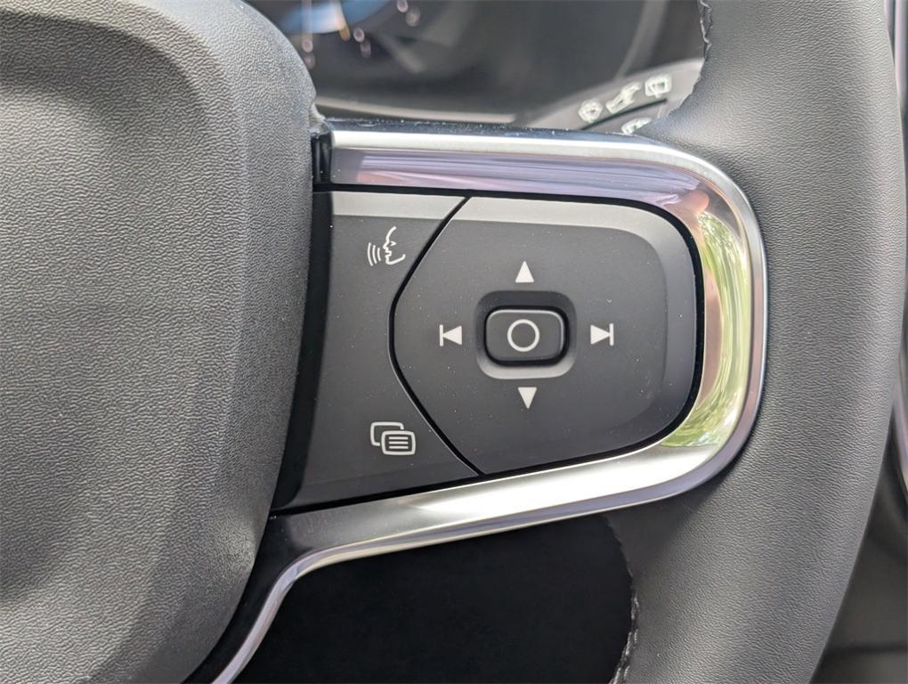 new 2025 Volvo XC40 car, priced at $38,810