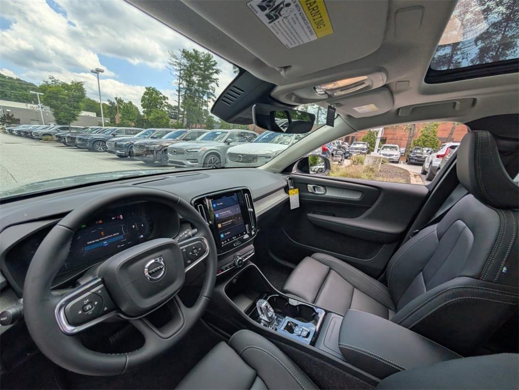 new 2025 Volvo XC40 car, priced at $38,810