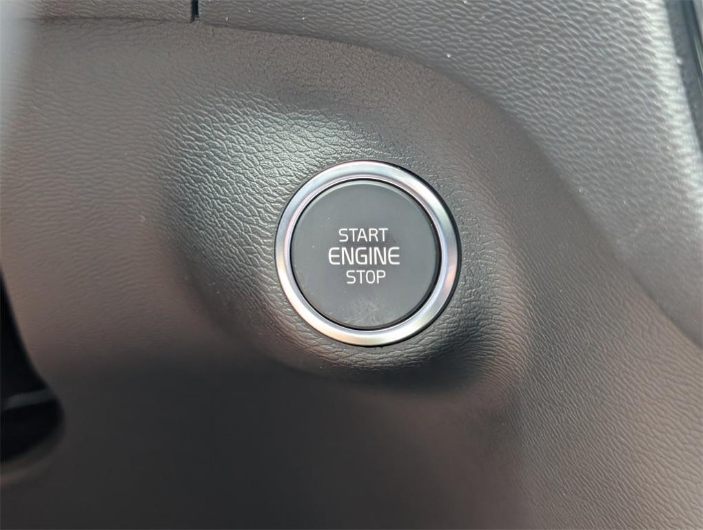 new 2025 Volvo XC40 car, priced at $38,810