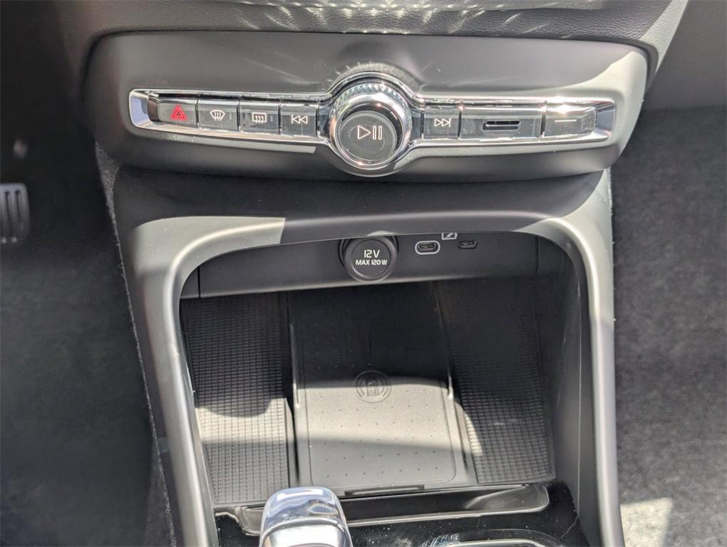 new 2025 Volvo XC40 car, priced at $38,810