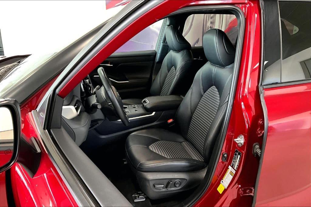 used 2023 Toyota Highlander car, priced at $42,157