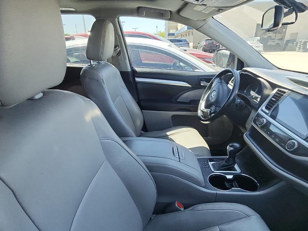 used 2016 Toyota Highlander car, priced at $22,557