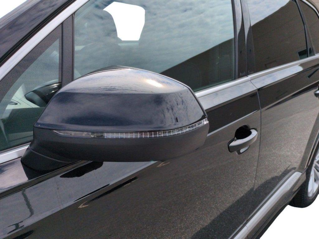 Audi Q7 view 10