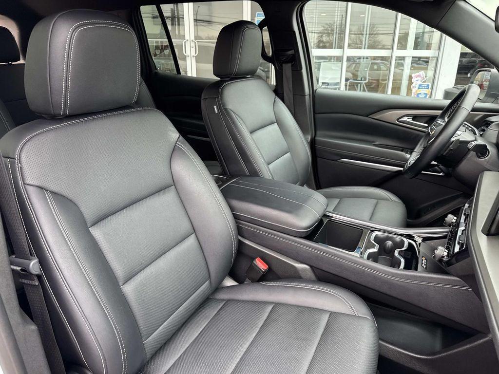 used 2025 Chevrolet Traverse car, priced at $35,969