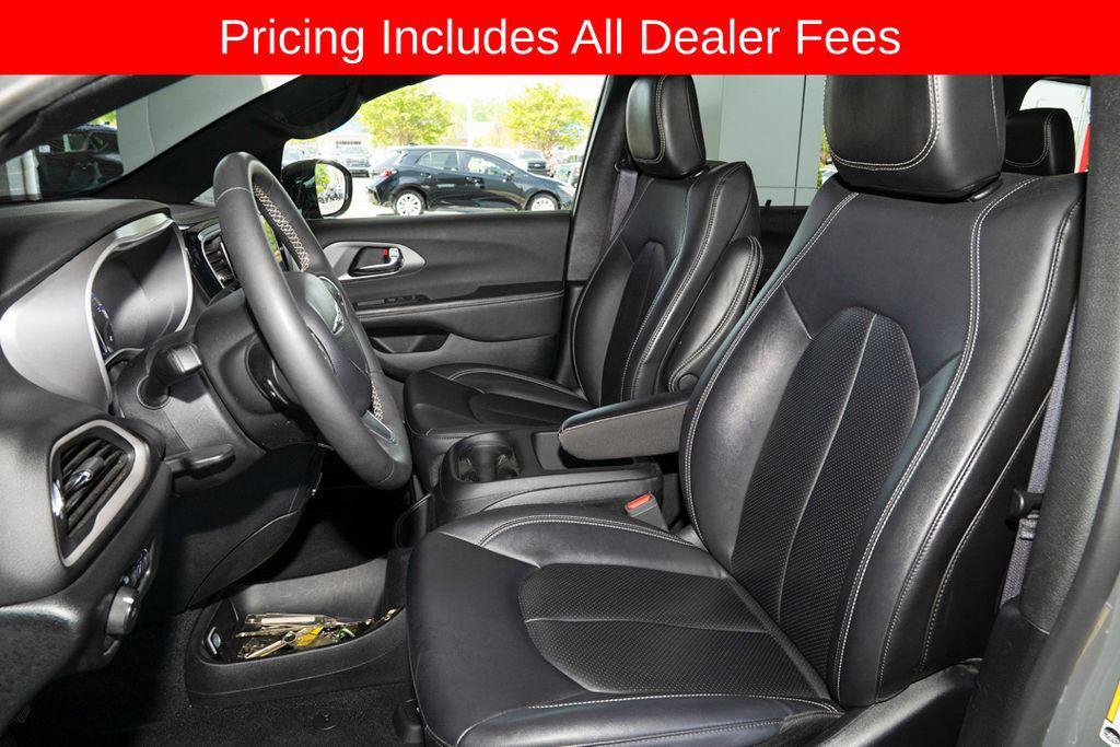 used 2025 Chrysler Pacifica car, priced at $29,102