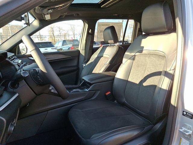 new 2025 Jeep Grand Cherokee car, priced at $44,304