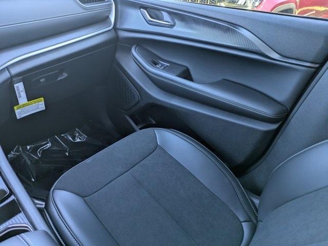 new 2025 Jeep Grand Cherokee car, priced at $38,620