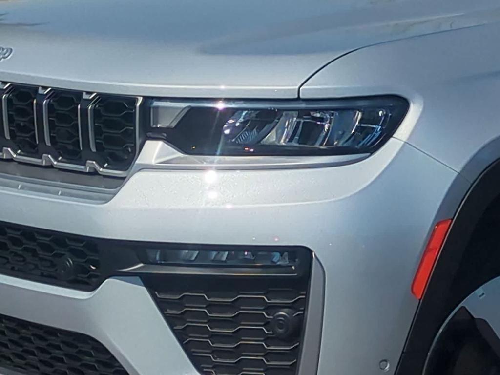 new 2026 Jeep Grand Cherokee car, priced at $44,925
