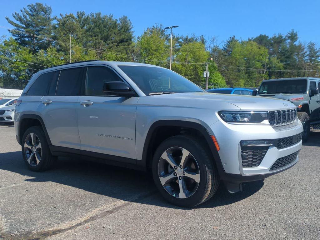 new 2026 Jeep Grand Cherokee car, priced at $44,925
