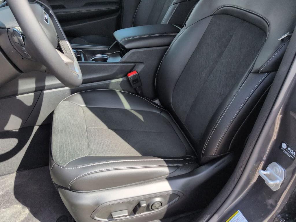 new 2026 Jeep Grand Cherokee car, priced at $40,945