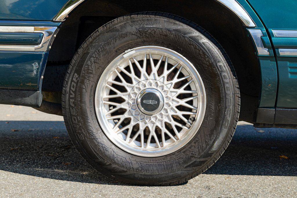 used 1993 Lincoln Town Car car, priced at $6,995