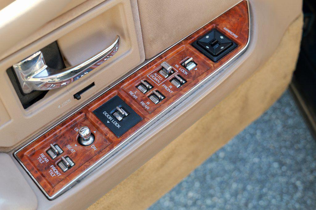 used 1993 Lincoln Town Car car, priced at $6,995