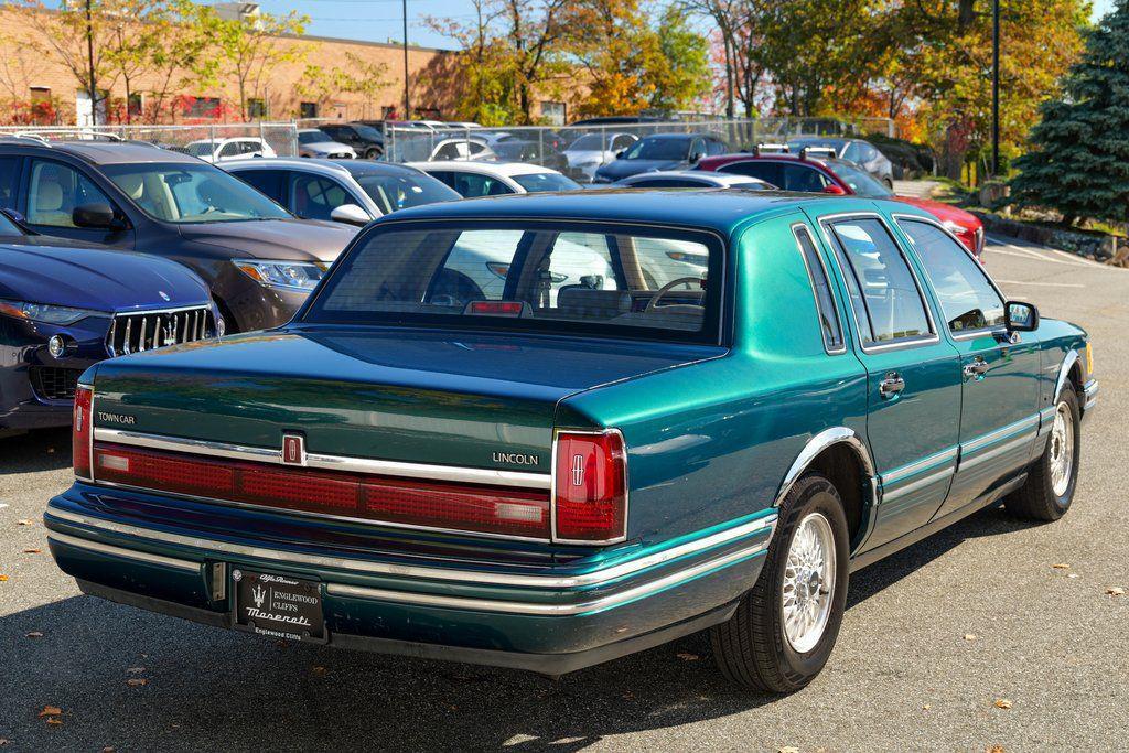 used 1993 Lincoln Town Car car, priced at $6,995
