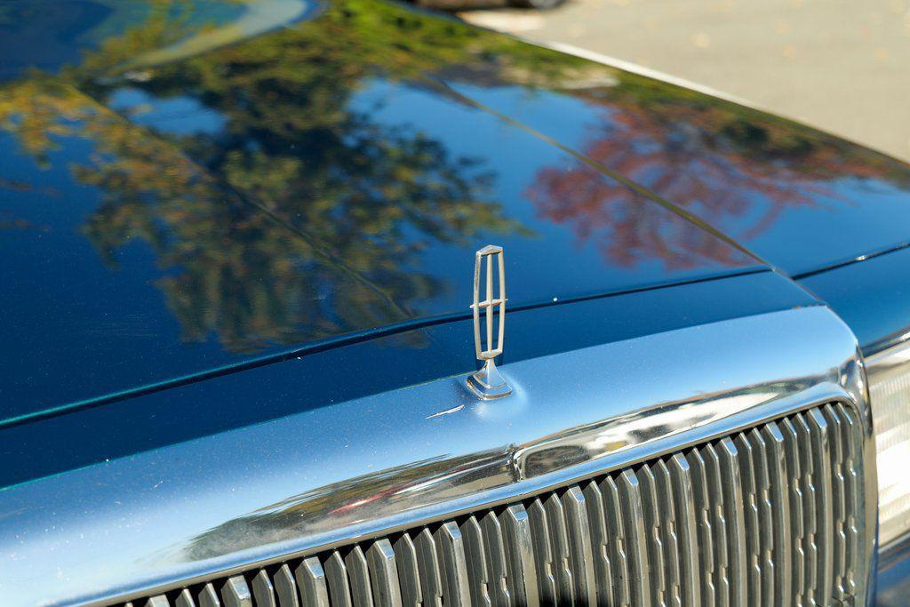 used 1993 Lincoln Town Car car, priced at $6,995